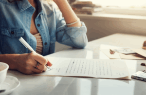 Vrouw aan het schrijven