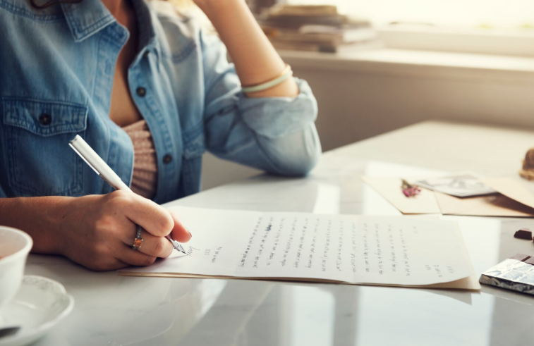 Vrouw aan het schrijven